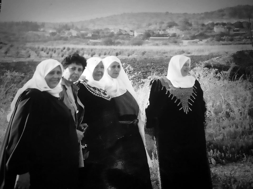 The author’s mother, Sirryeh (third from left), visits the ruins of Zakariyya with her sisters, daughter, and cousin. Photo by Jihad Mashal.