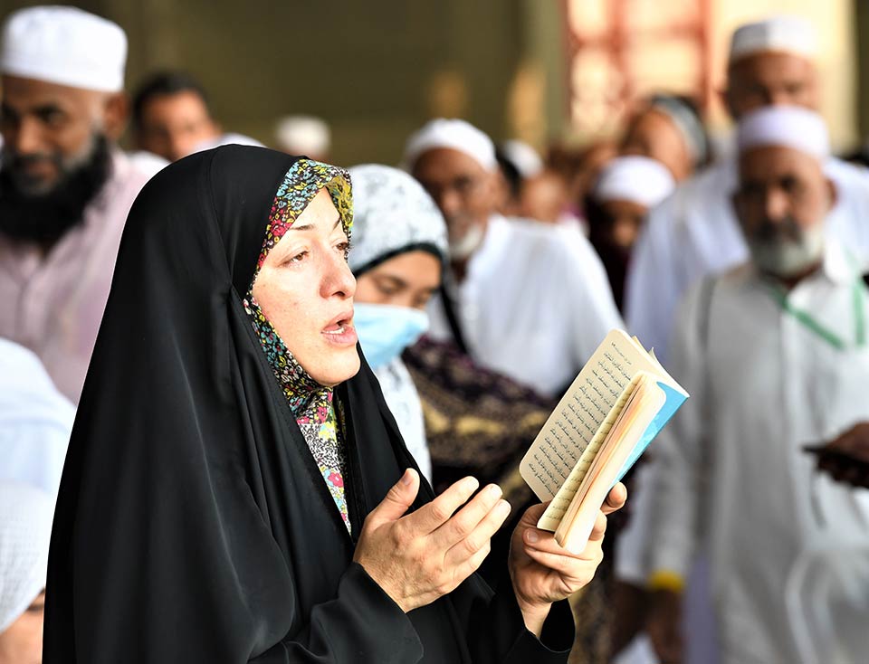A veiled women in prayer
