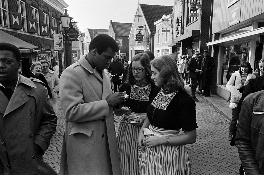 Muhammad Ali signing autographs for Volendam girls.