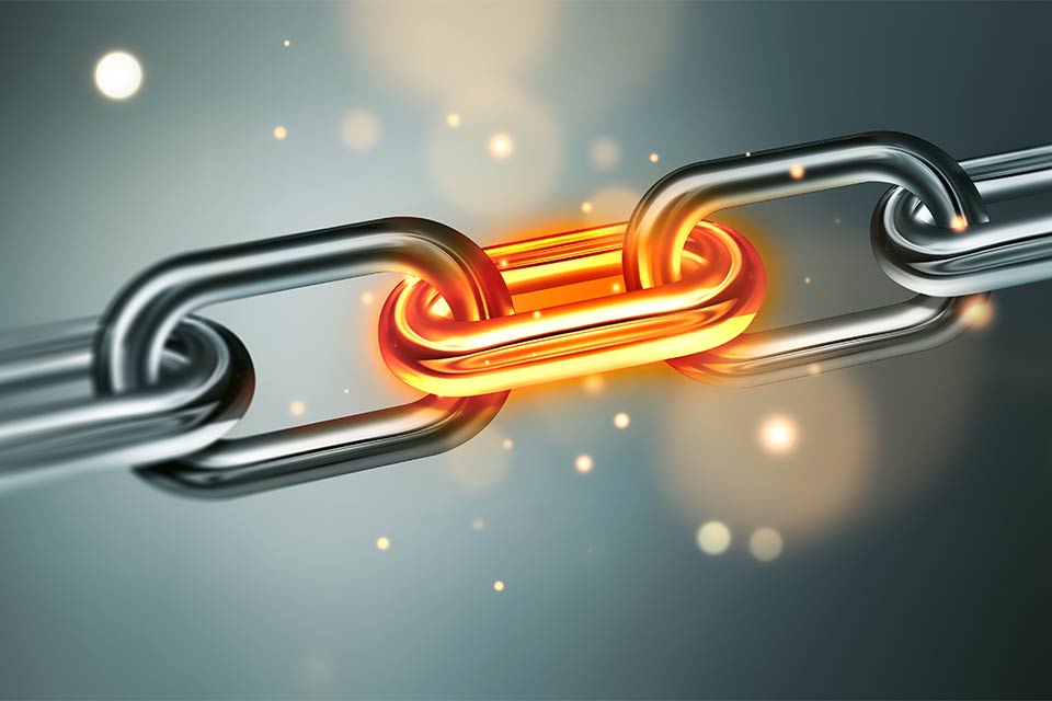 An illustration of a chain with the center link red hot