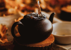 Water from above overfills the steeping basket of a tea pot