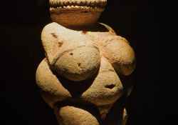 Willendorf Venus Natural History Museum, Vienna, Austria. © Jorge Royan / http://www.royan.com.ar / CC BY-SA 3.0